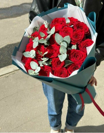 19 красных роз с эвкалиптом